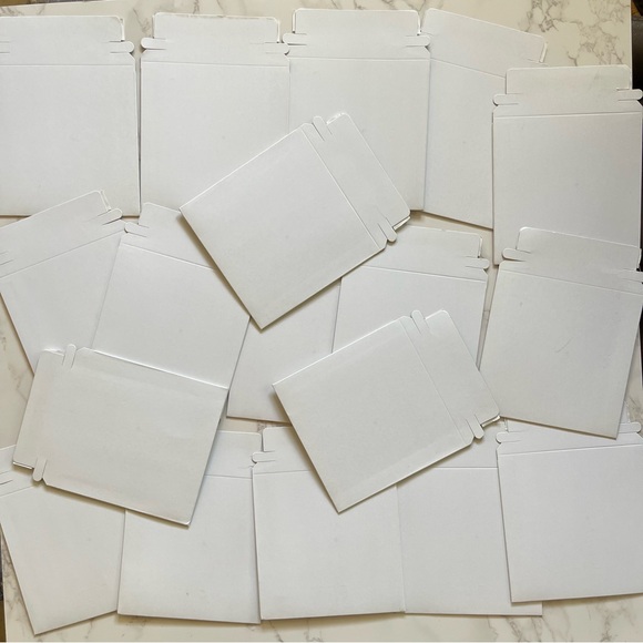 White Mailers 5 1/4" x 5 1/4" bundle - self-sealing - quantity 38 - Picture 5 of 7
